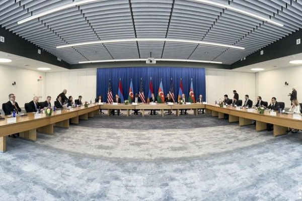 Blinkenin vasitəçiliyi ilə Azərbaycan və Ermənistan XİN başçıları arasında üçtərəfli görüş başlayıb